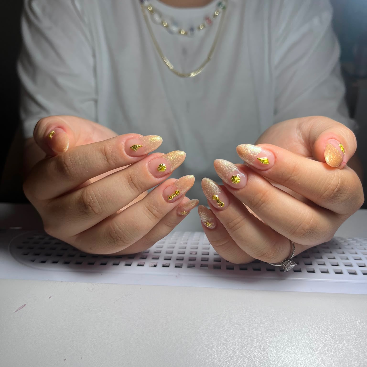 Altın deniz kabuğu nail art